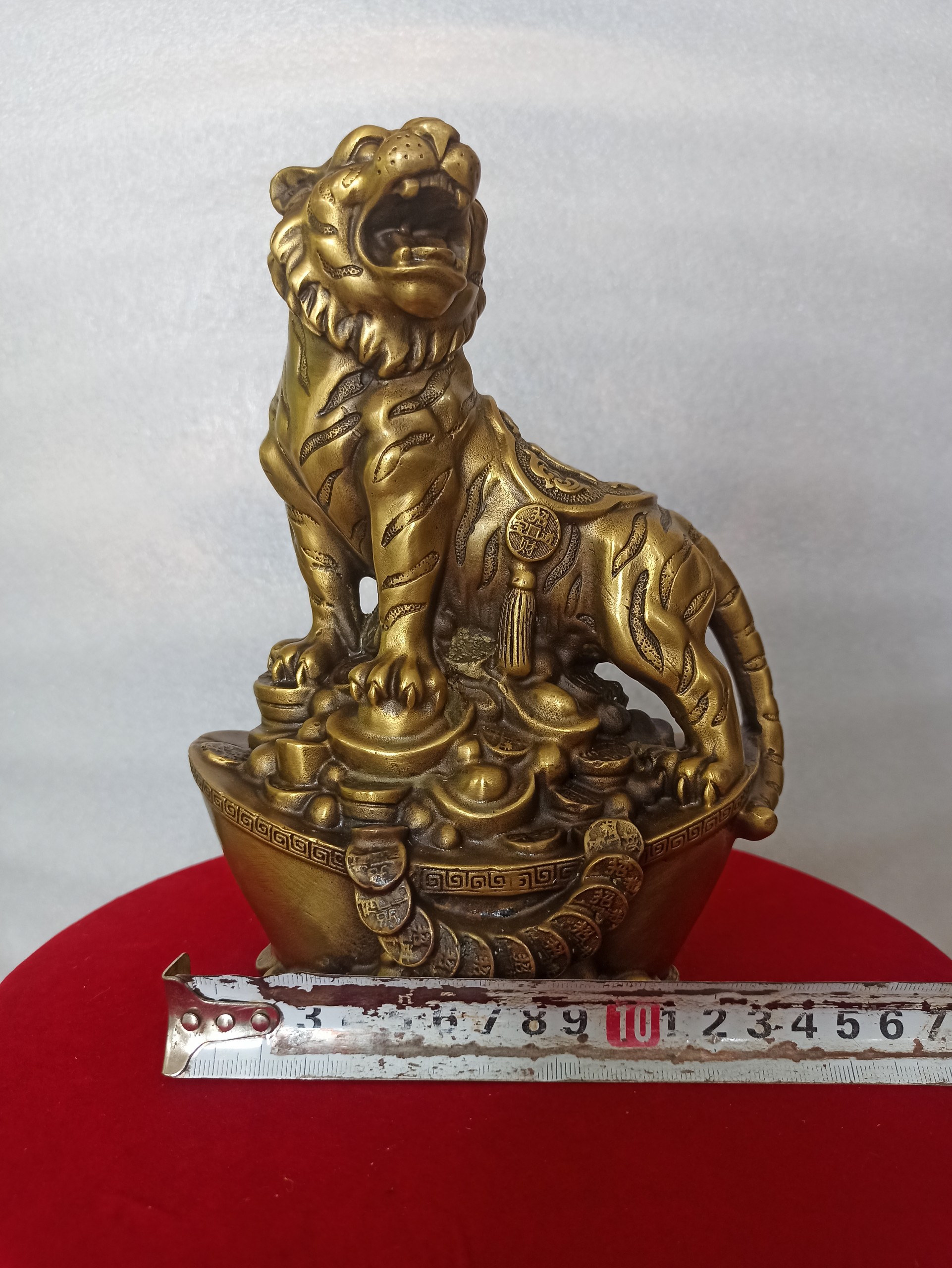 Tượng Hổ Đứng Bệ Vàng Bằng Đồng Bày Bàn Trang Trí, Tượng Hổ Bằng Đồng Trang Trí Phong Thuỷ-Đồ Đồng Nguyệt Ánh
