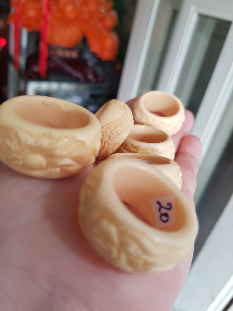 Nhẫn Nam Giả Ngà hay Xương Mỹ Nghệ Bản Hẹ Chạm Rồng Ni 20mm Cao 14mm Dầy 5mm màu trắng Dành Cho Các Anh Nam đeo nhẫn ngón tay cái hay bất kỳ ngón tay nào ni lọt vừa tay là 20mm rẻ vẫn đẹp như thường ạ