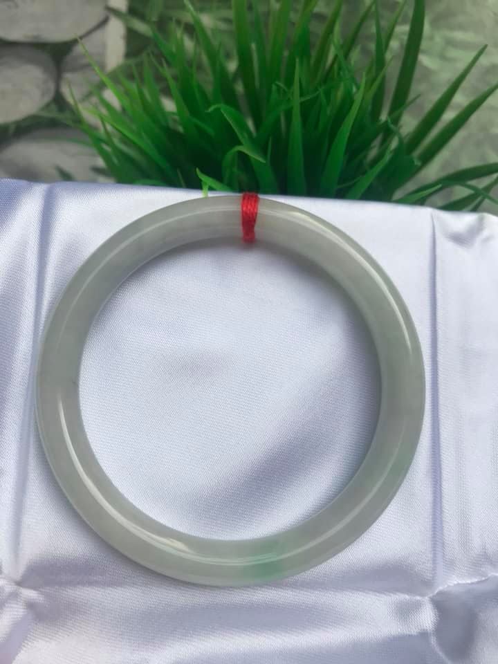 VÒNG TAY ĐÁ CẨM THẠCH MỚI TRẮNG LÝ 54  Size vòng 54mm x dầy 8mm  MÀU TRẮNG BÓNG CHẤM XANH LÝ NỮ 54kg đến 64kg Đeo