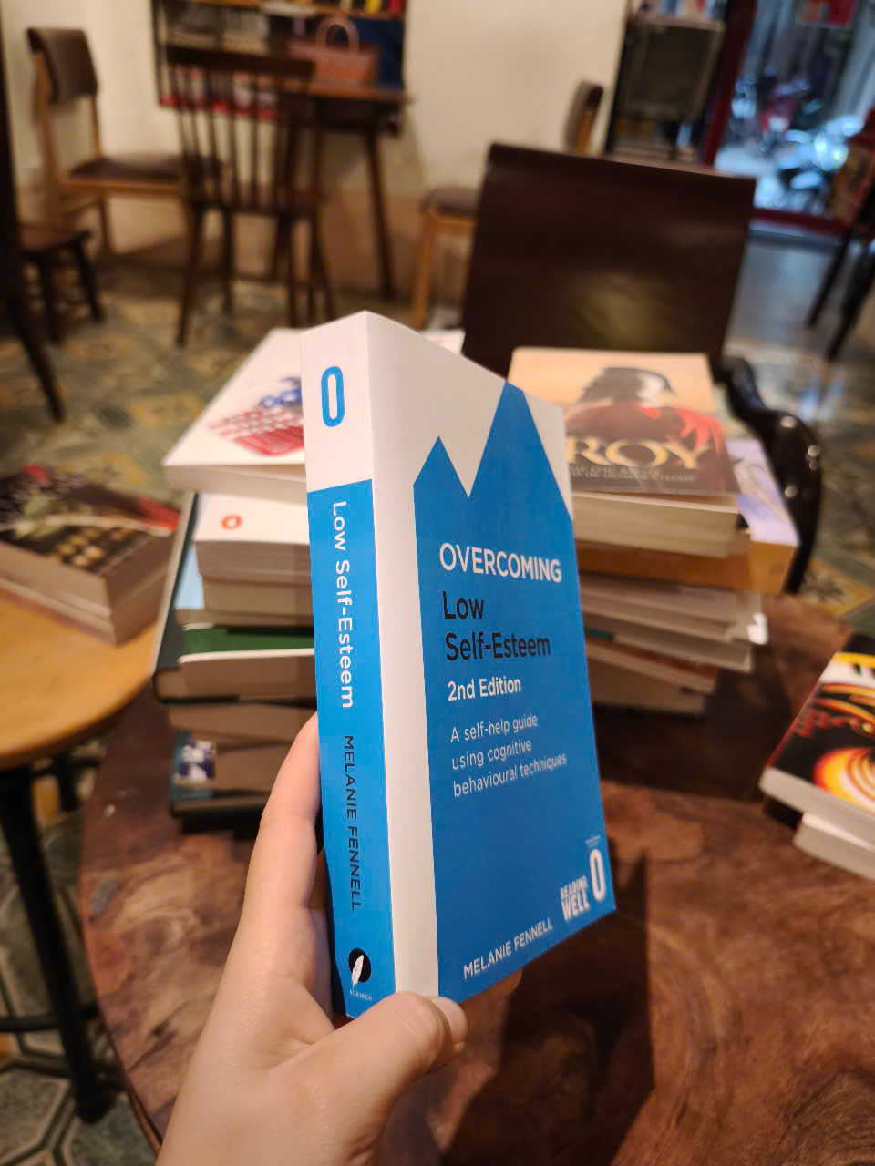Sách - Overcoming Low Self-Esteem: A Self-Help Guide Using Cognitive Behavioural Techniques by Melanie Fennell