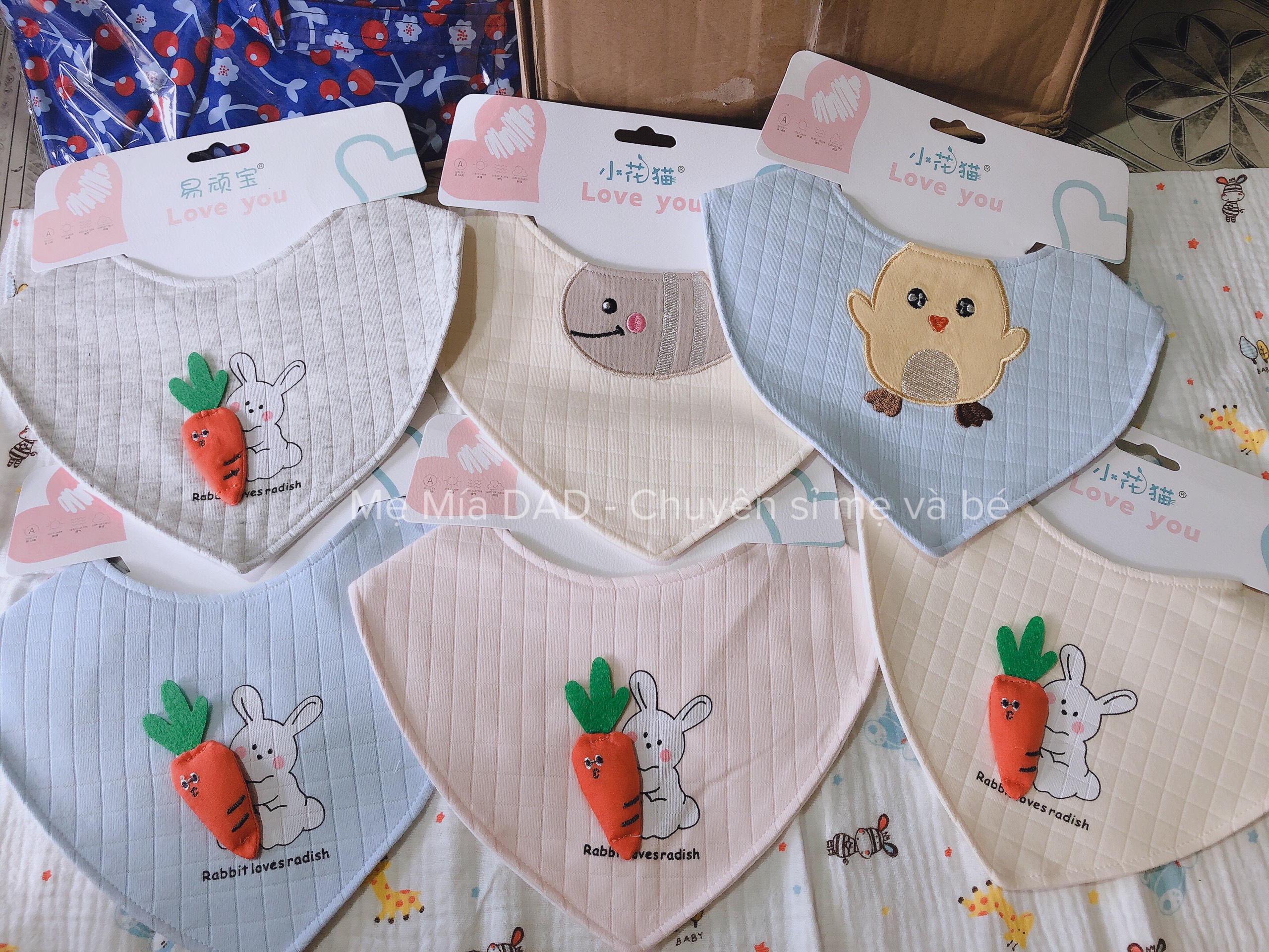 Yếm Tam Giác Cho Bé Vải Cotton Thêu Hình Dễ Thương Cúc Bấm Sau