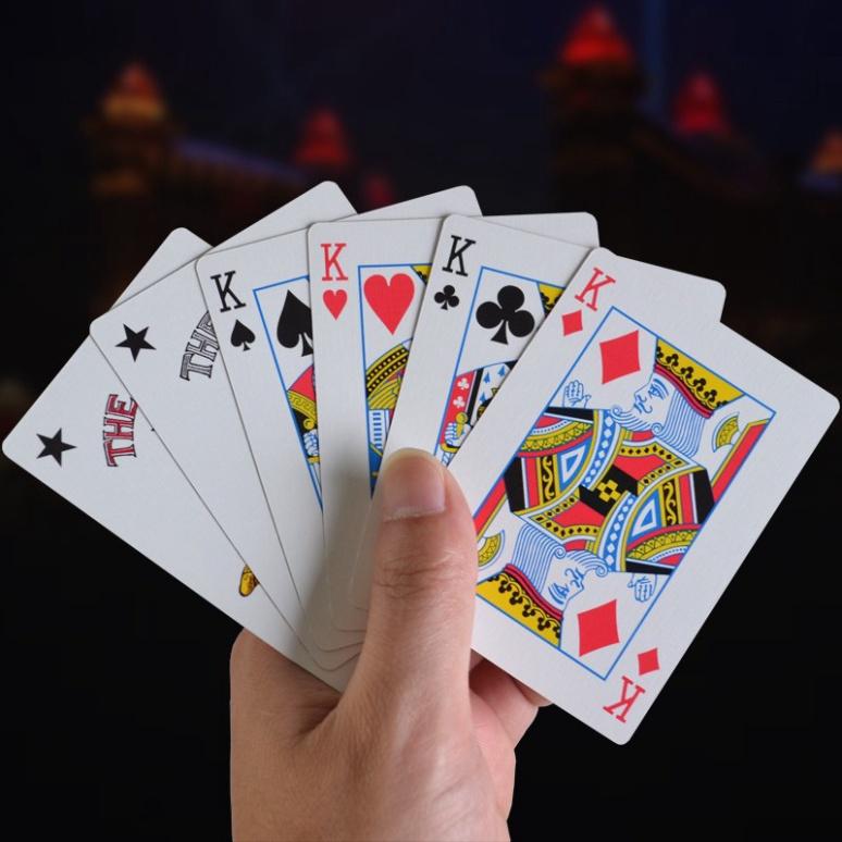 Bộ bài Poker họa tiết ong màu xanh dương/đỏ tùy chọn