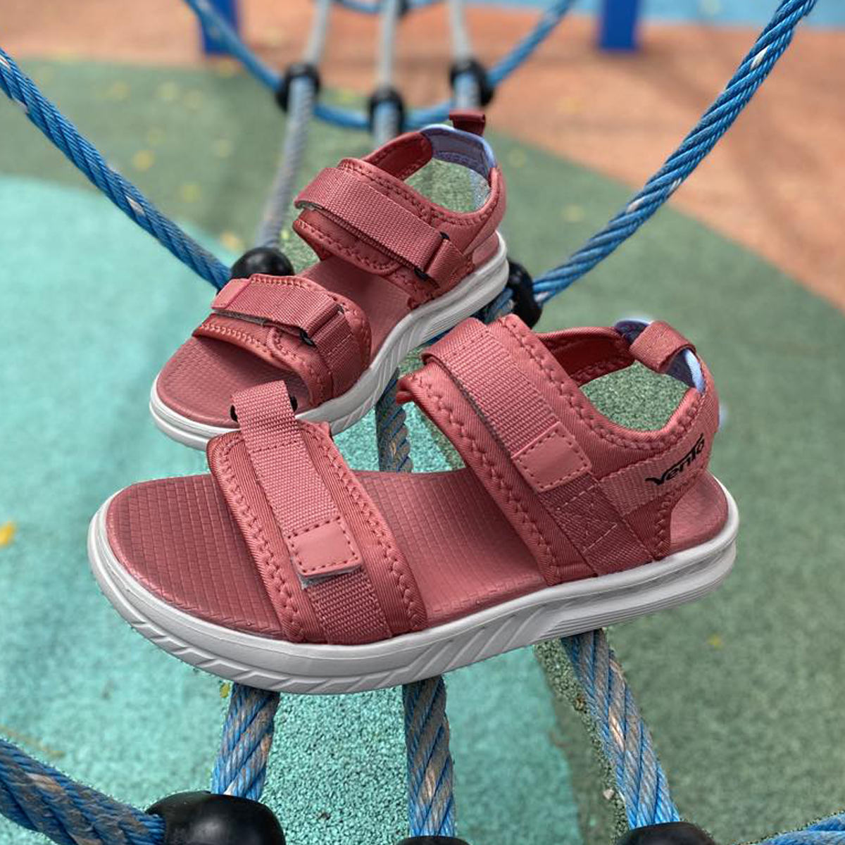 Giày sandal nữ siêu nhẹ hiệu Vento thích hợp mang đi học NB81