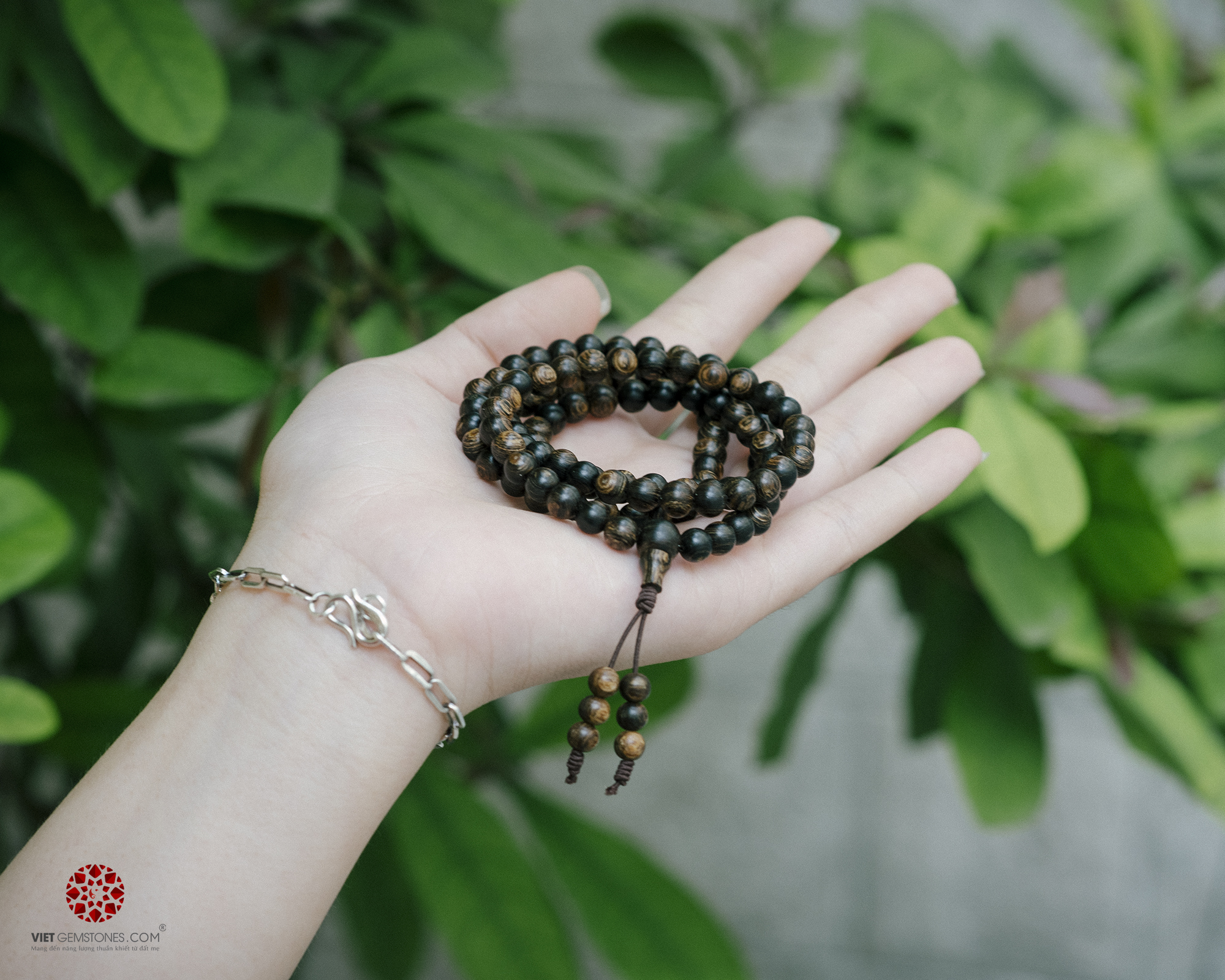 Vòng tay trầm hương sánh 108 hạt chuẩn chất lượng cao, hướng thân tâm an lạc, may mắn và bình an | VietGemstones