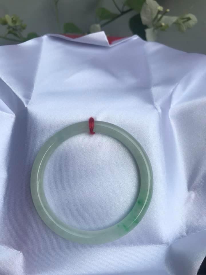 CHIẾC VÒNG CẨM THẠCH MỚI TR LÝ 51 size vòng 51mm x dầy 6,9mm MÀU TRẮNG BÓNG VÂN XANH LÝ 1 BÊN XINH LẮM NỮ 50kg đến 58kg Đeo