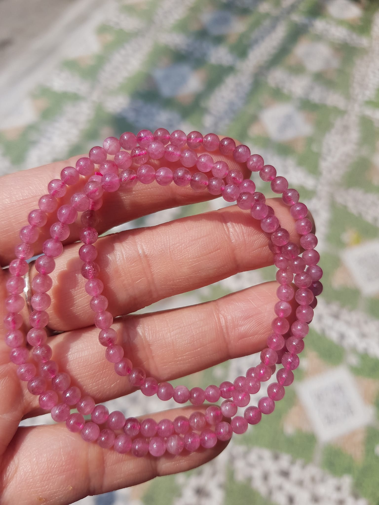Vòng Tay Phong Thủy Đá Tourmaline hồng hồng xinh đẹp nhẹ nhàng quyến rũ Size vòng 4mm đeo kiểu quấn tay 3 vòng rất xinh xắn Chuẩn hợp nữ mệnh Hỏa và mệnh Thổ ạ