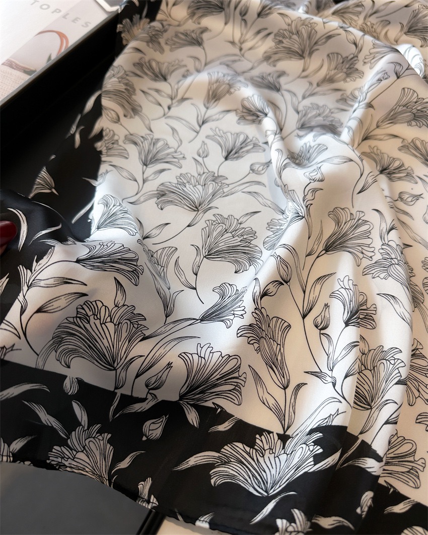 KHĂN QUÀNG CỔ LỤA HÌNH VUÔNG SANG TRỌNG THỜI TRANG MÃ 05