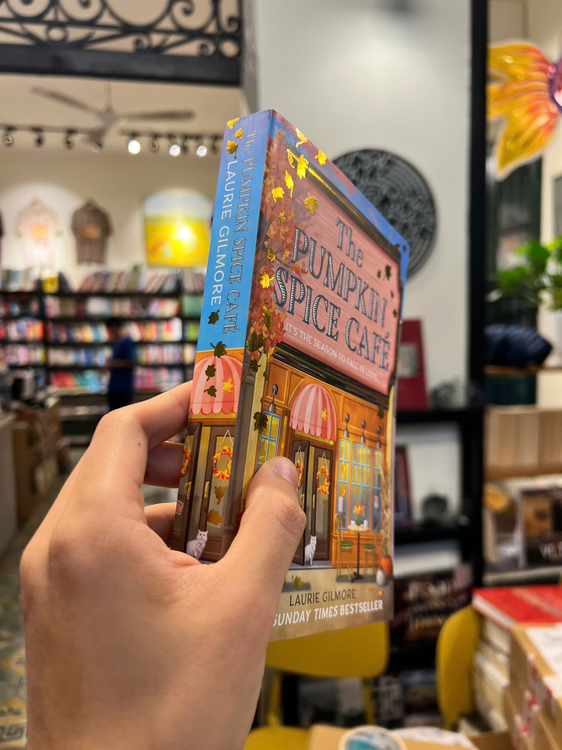 Sách - The Pumpkin Spice Café by Laurie Gilmore | Fiction / Romance / Sách ngoại văn lãng mạn