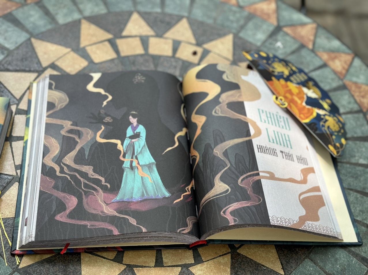 (Tặng bookmark quạt quân vương) (Ấn bản bìa cứng in 200c kỉ niệm) TƯỚC GẤM GIẤU ĐAY – Nhiều tác giả – Linh Lan Books