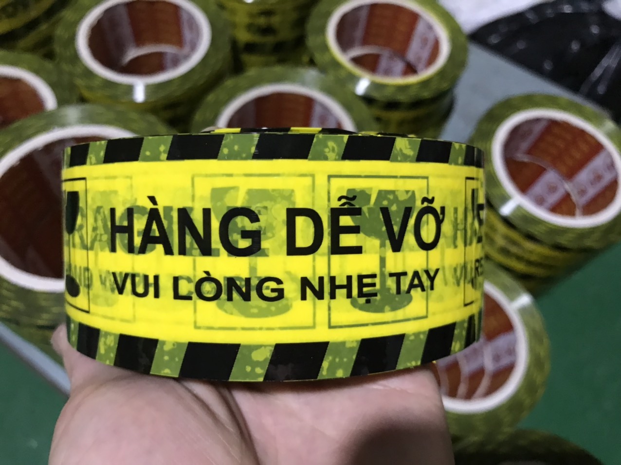 Băng dính in chữ HÀNG DỄ VỠ, 100 Yard/ cuộn