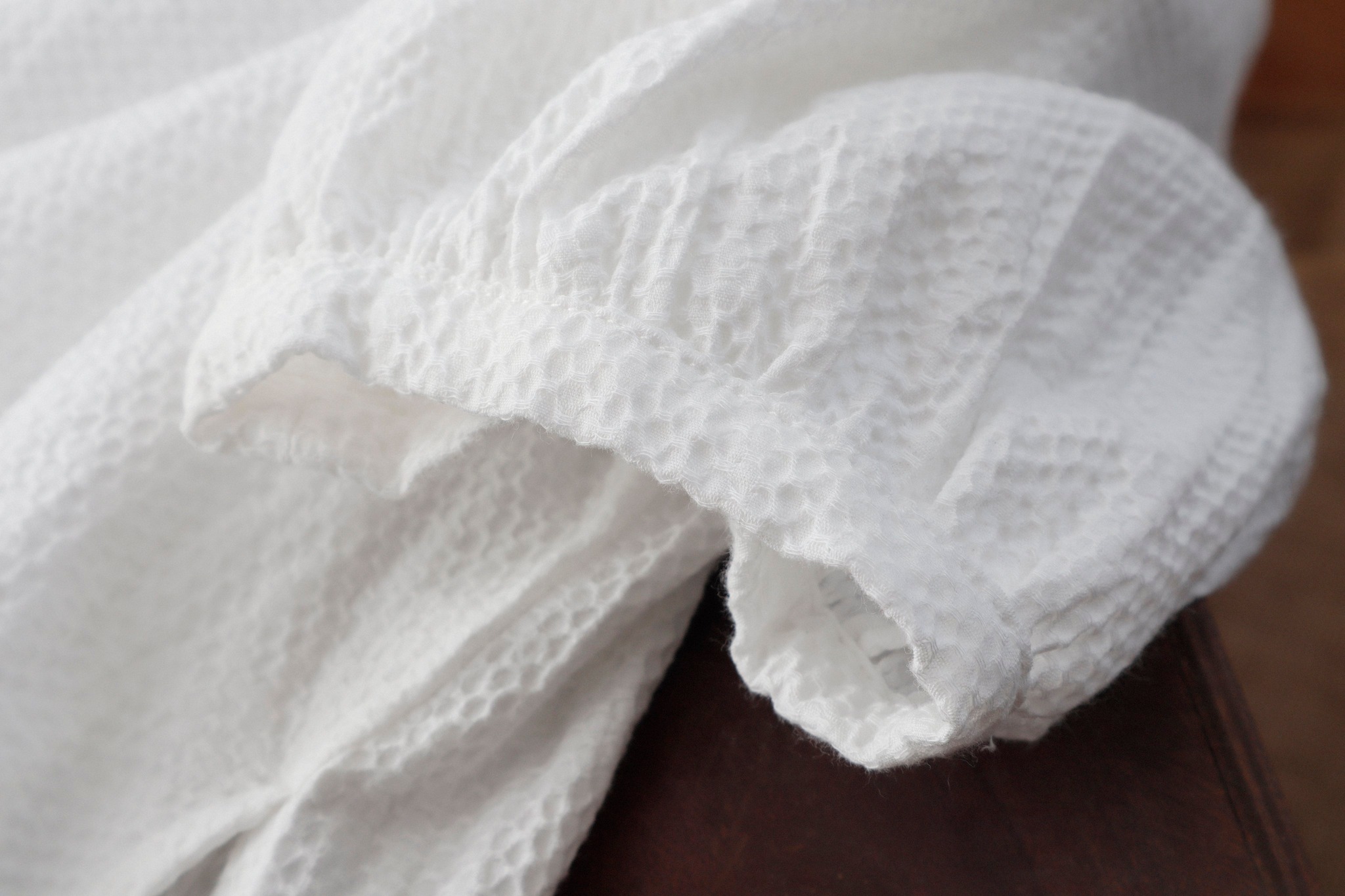 Áo xốp cotton KACHISA cổ tim xẻ tà màu trắng