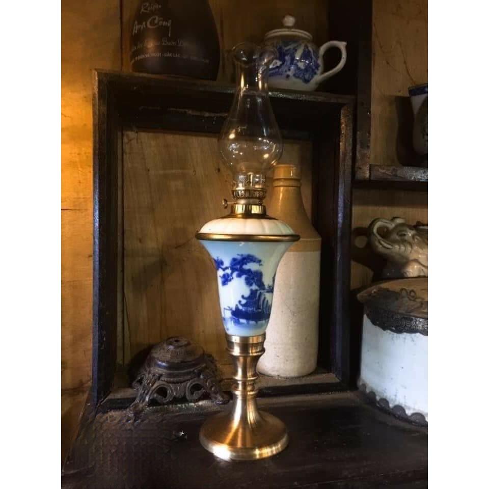 Đèn thờ cúng sử dụng dầu đốt, kết hợp giữa đồng và sứ, do nghệ nhân làm hoàn toàn thủ công