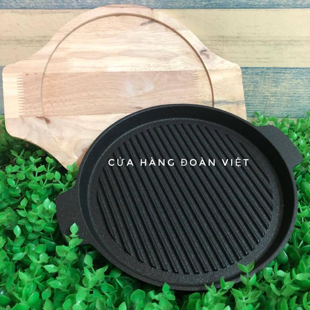 Chảo NƯỚNG bằng GANG Size 24cm(Size 22cm), CHỐNG DÍNH. Dĩa Chiên Nướng làm Bò Bít Tết, Bánh Mì Chảo - Nặng 1400g , kèm đế gỗ cao cấp sang trọng. Dụng cụ nấu ăn phục vụ tại bàn. Phù hợp Gia đình, Nhà Hàng, Quán ăn