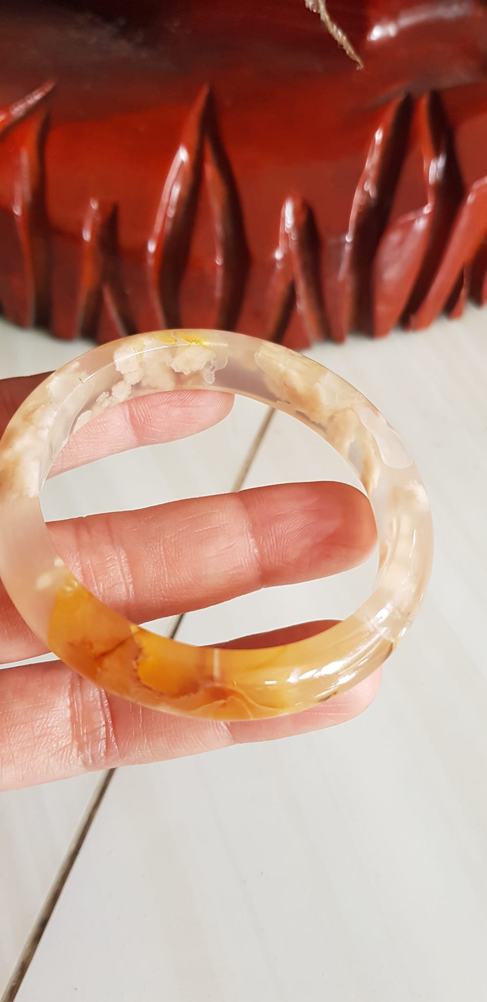 Vòng tay Nữ Bản Hẹ Mới Đá Mã Não Bông Vàng trắng rau câu đều bóng vòng quá đẹp luôn Vòng Ni 51mm x Cao 11mm x dầy 7mm Nữ mệnh Kim mệnh Thổ Nữ Cân nặng 49kg - 52kg đeo xinh tay đẹp lắm ạ