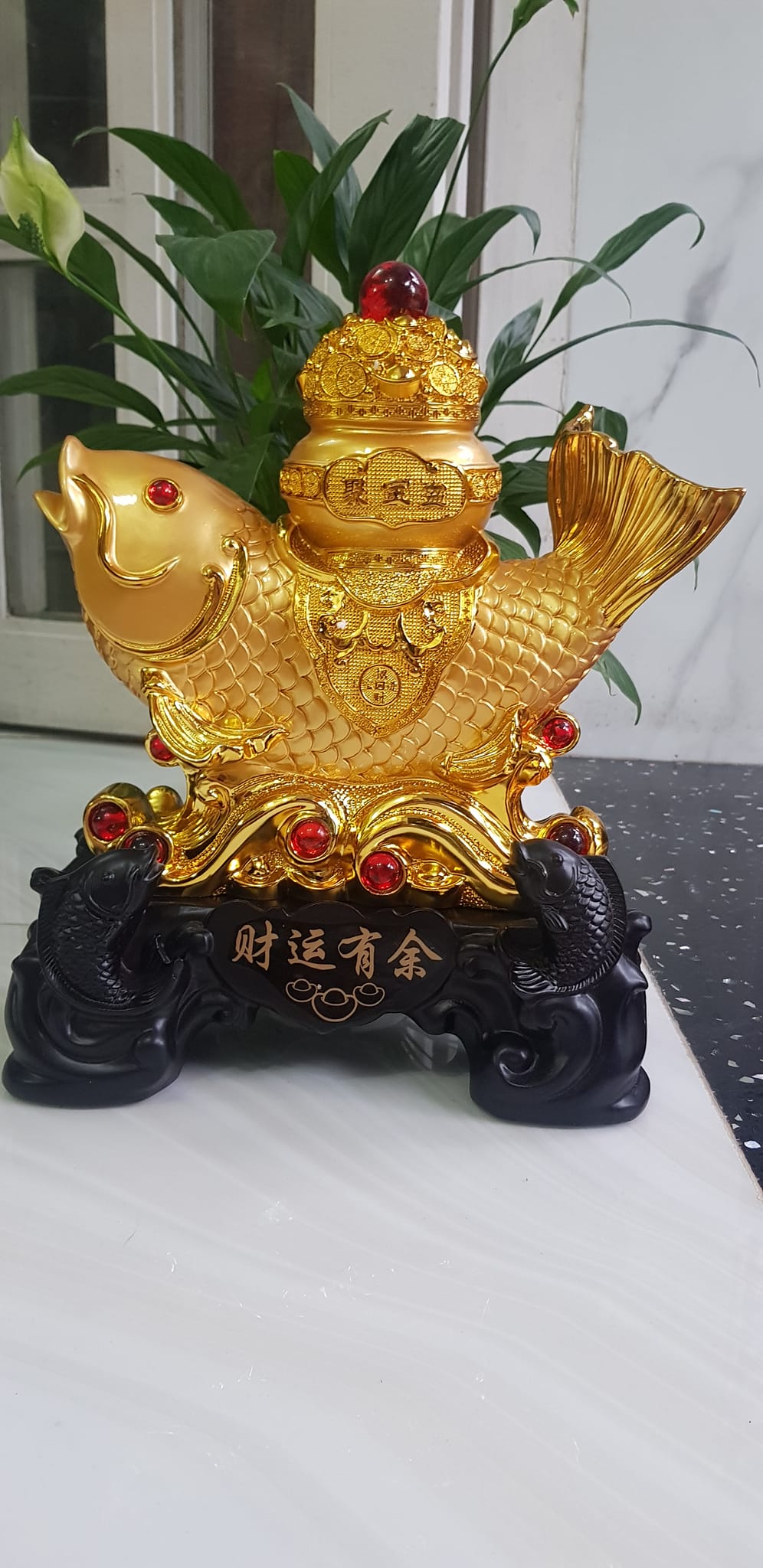 Tượng Cá Chép Phong Thuỷ Vàng to cưỡi Hủ Vàng to Châu Đỏ đỏ May Mắn Tài Lộc trên lưng đế gỗ có 2 cá chép nhỏ ở dưới Cao 36cm x Ngang 24cm x Sâu 15cm mệnh Kim mệnh Thổ mệnh Thuỷ Trưng phòng khách nhà, công ty, quà biếu tặng ý nghĩa ạ