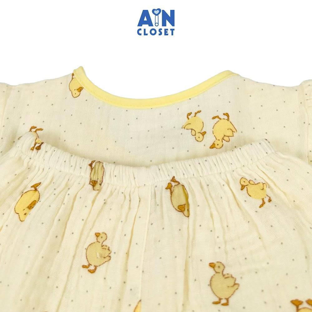 Bộ quần áo Dài tay ngắn bé gái họa tiết Con Vịt Vàng xô muslin - AICDBGIYCOSM - AIN Closet