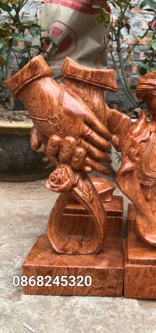 Tượng đôi bàn tay hạnh phúc viên mãn bằng gỗ hương đá kt cao 30×15×8cm