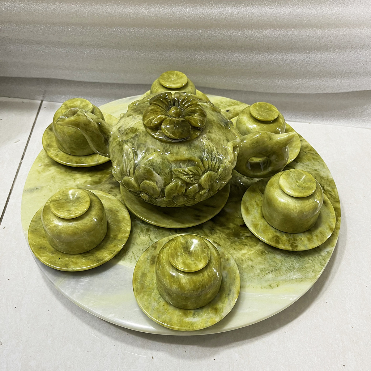Bộ ấm chén uống nước bằng ngọc serpentine của Việt Nam đường kính khay 32 cm, nặng 5 kg cả bộ
