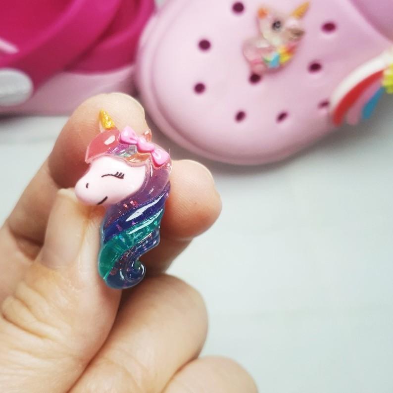 Nút gắn hkdesign/ phụ kiện trang trí mô hình unicorn trong suốt - loại đá cứng