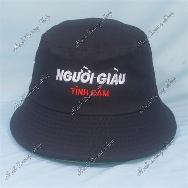 Nón tai bèo mũ bucket vành nhỏ thêu chữ Người Giàu Tình Cảm - Đen