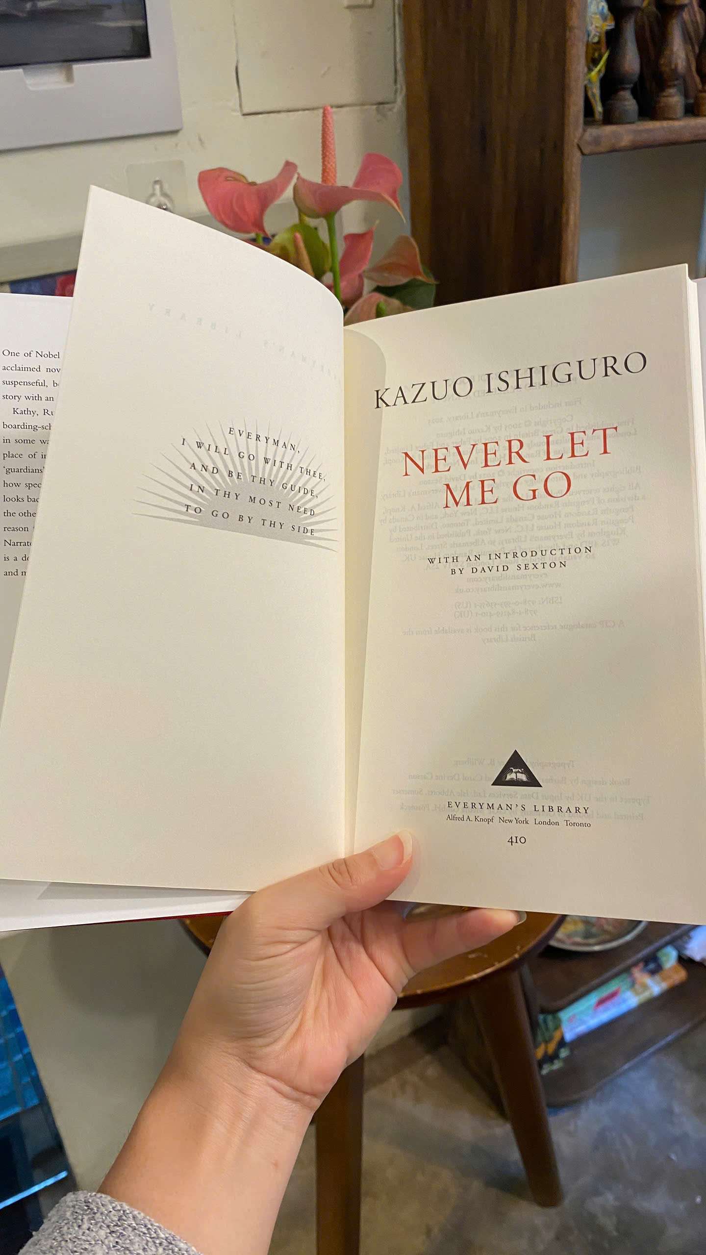 Sách - Never Let Me Go by Kazuo Ishiguro | Everyman’s Library / Classics / Ngoại văn Bìa cứng