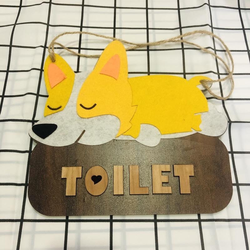 Bảng gỗ chú chó corgi chữ Toilet treo cửa nhà vệ sinh phòng tắm dùng cho homestay gia đình có bé nhỏ chất gỗ bền đẹp