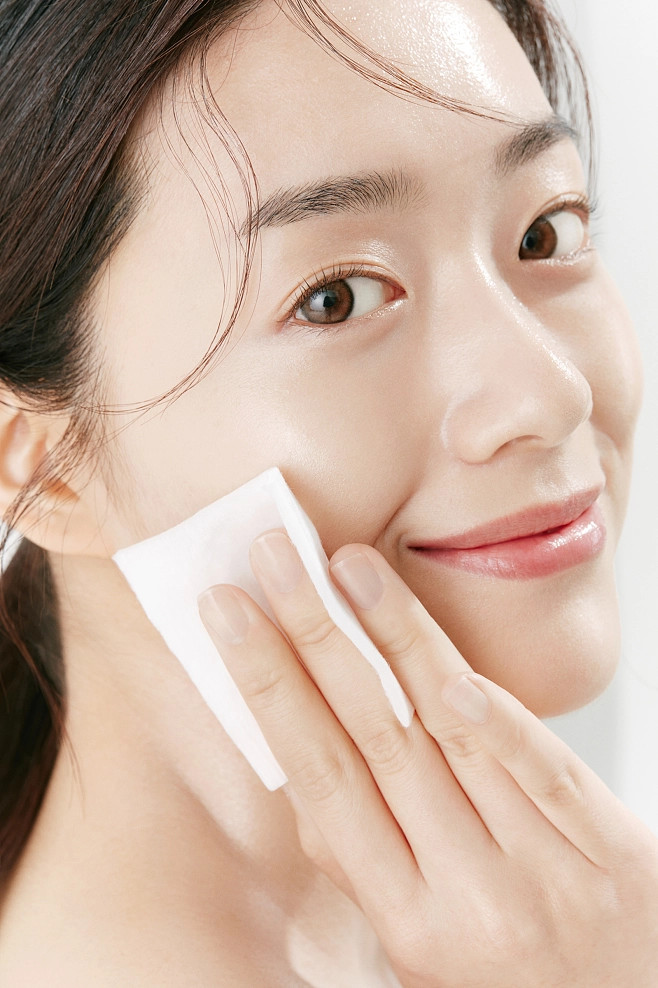Nước Khoáng Tẩy Trang Dưỡng Ẩm Sâu Kracie Facial Cleansing Water Moist 330mL