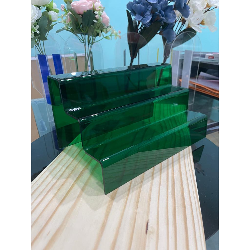 Kệ Mica trưng bày sản phẩm , mô hình, quà tặng nhiều tầng WCF, figure dạng bậc thang - Xanh lá xuyên sáng A