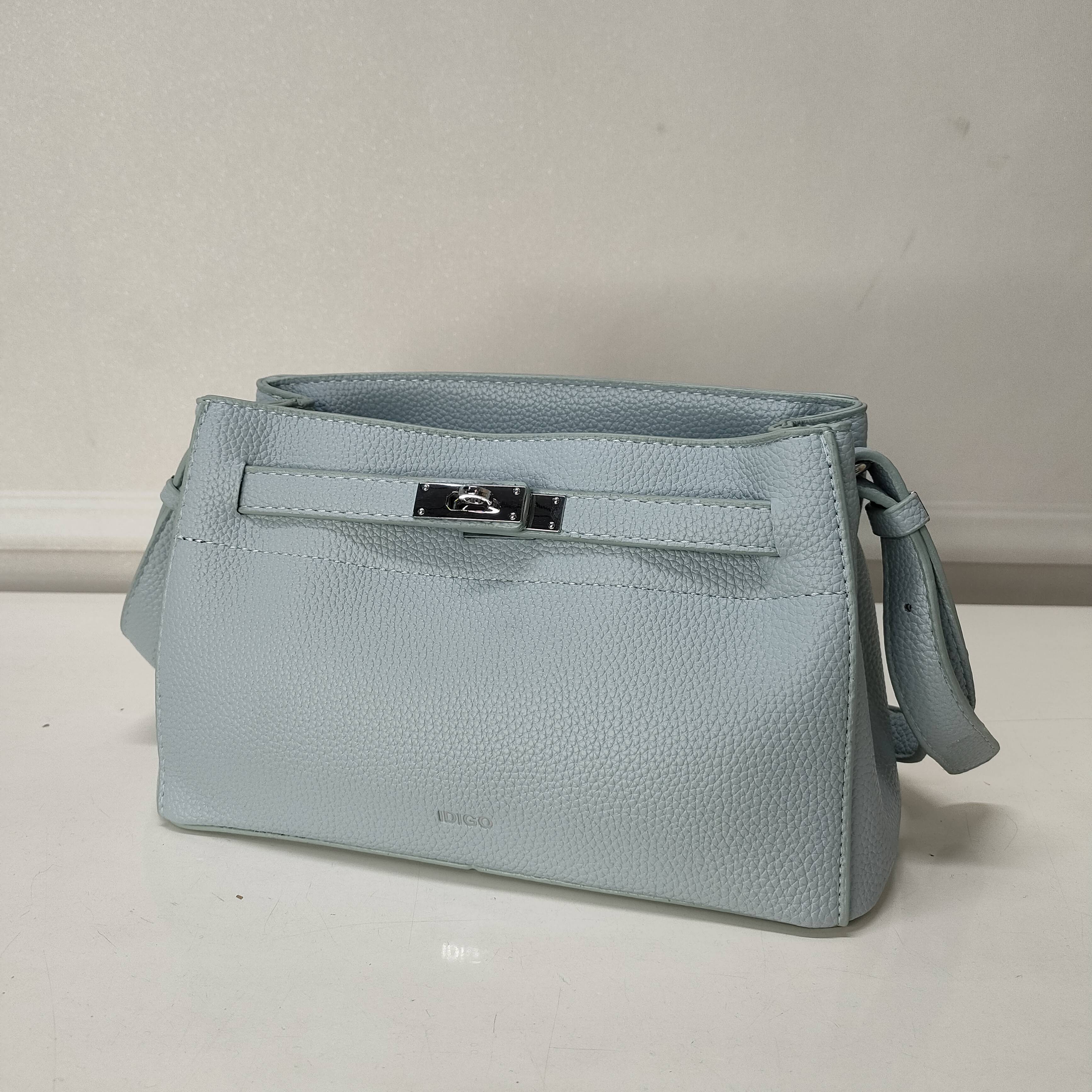 Túi đeo chéo nữ khóa gài thanh lịch, túi xách nữ công sở phom mềm nữ tính IDIGO FB2- 5066