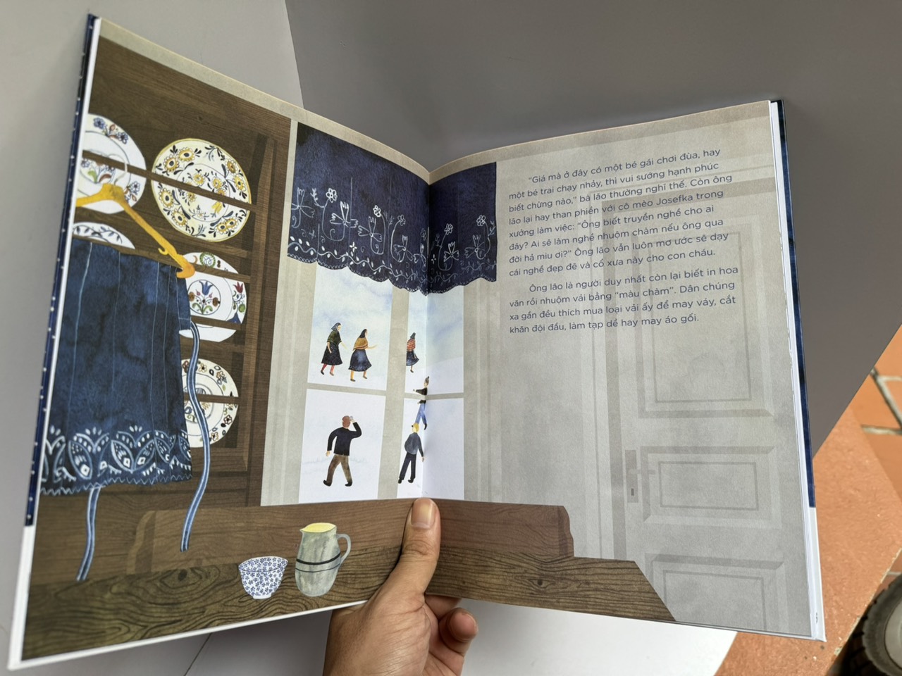 CÔNG XƯỞNG XANH CỦA APOLENKA - Romana Košutková - San Hô Books