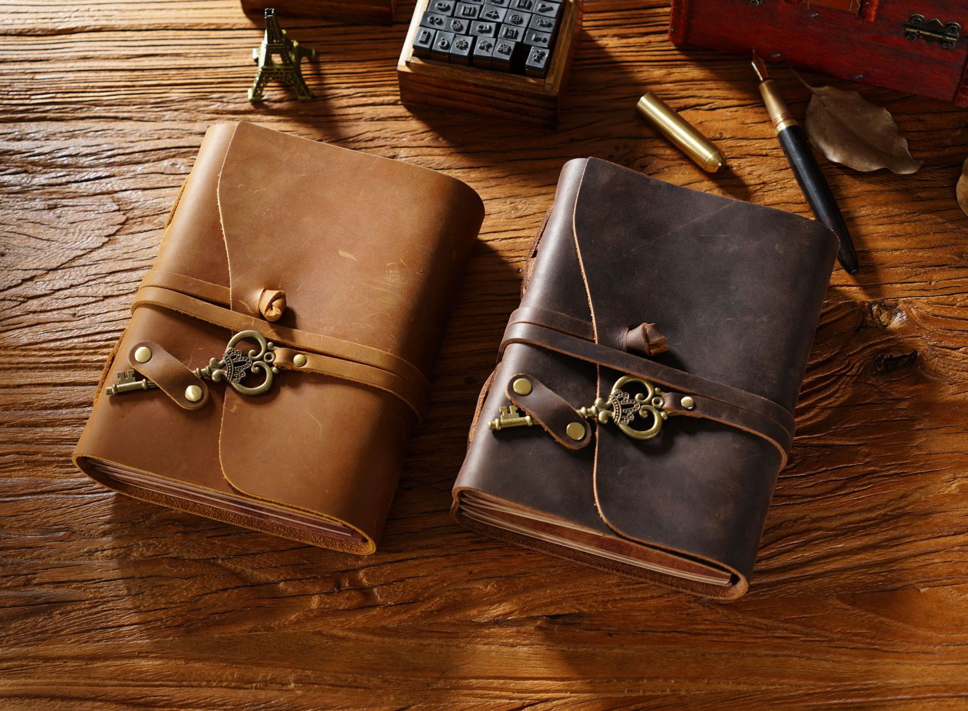Sổ Da Bò Handmade Giấy Kraft Màu Móc Chìa Khóa - Sổ Nhật Ký Vintage - Quà Tặng Nghệ Thuật