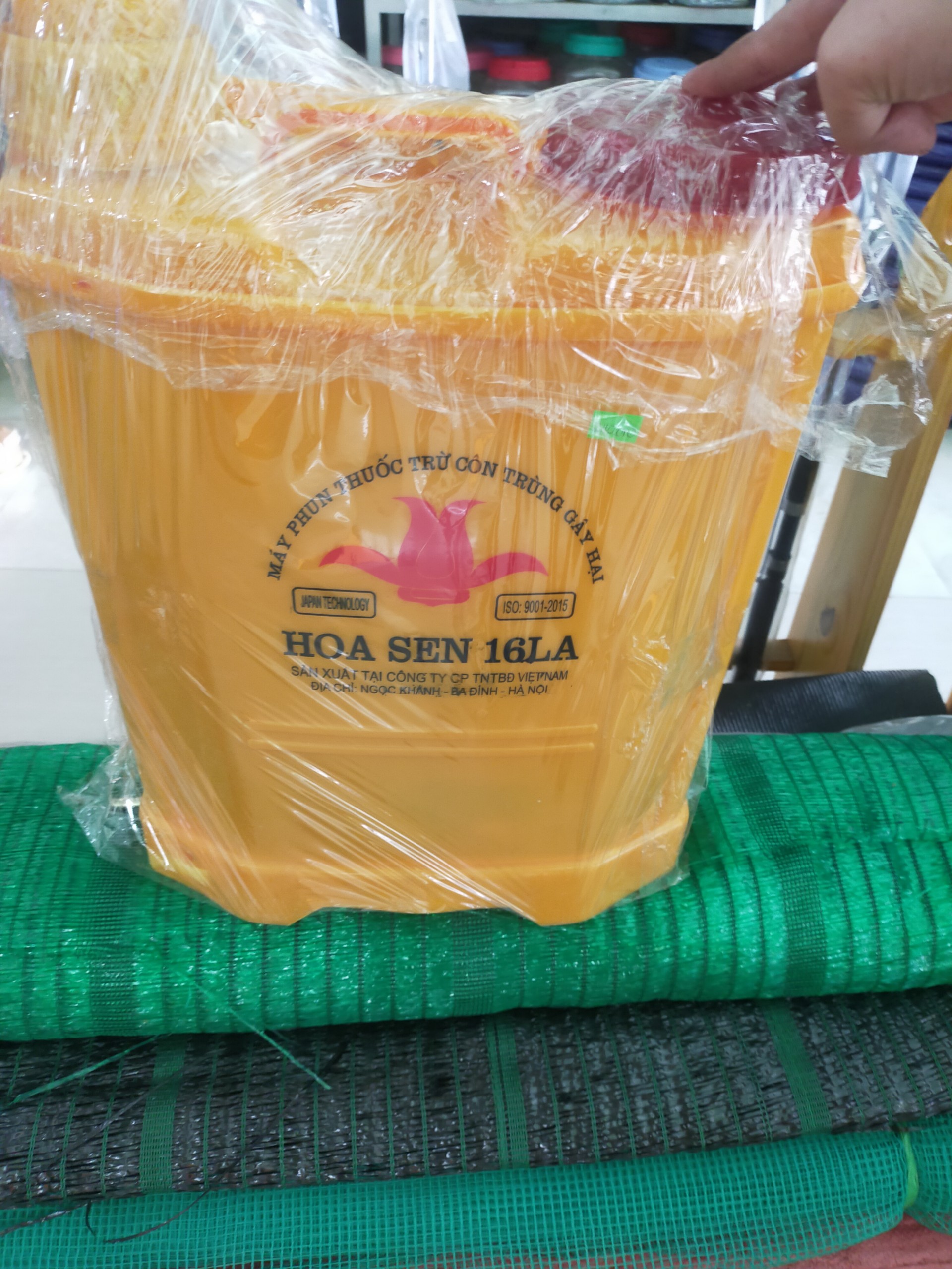 Bình xịt tưới cây hoa sen 16 lít