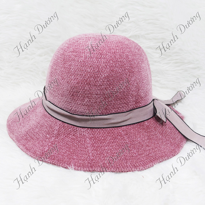 Nón vành rộng vải nhung vành gợn sóng, gắn nơ có chữ M, vành rộng 8 cm, có dây rút size bên trong nón