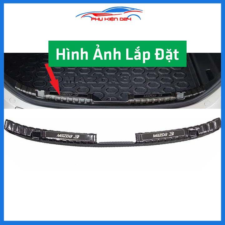 Ốp chống trầy cốp Mazda 3 2020-2021-2022 thép không gỉ vân Cacbon bảo vệ xe chống va đập