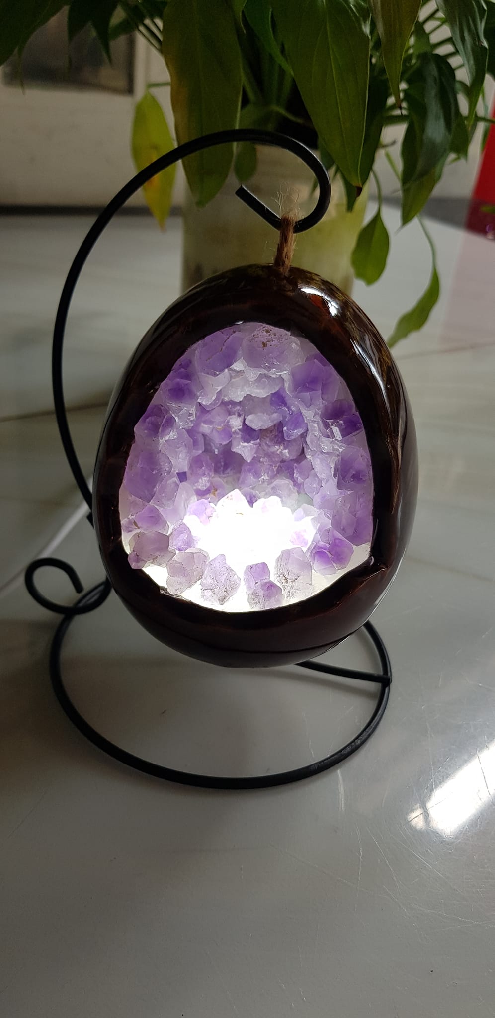 Miếng thạch anh tím tự nhiên hốc sâu có đế kiểu có đèn điện công dụng hút tài lộc Size cả chân Cao 16cm đk 12cm miếng tím cao 10cm x đk 8cm Anh Chị để bàn trang trí nhà bàn thờ Thần Tài và treo trong phòng làm đèn ngủ may mắn màu tím thật sự rất tốt đẹp ạ