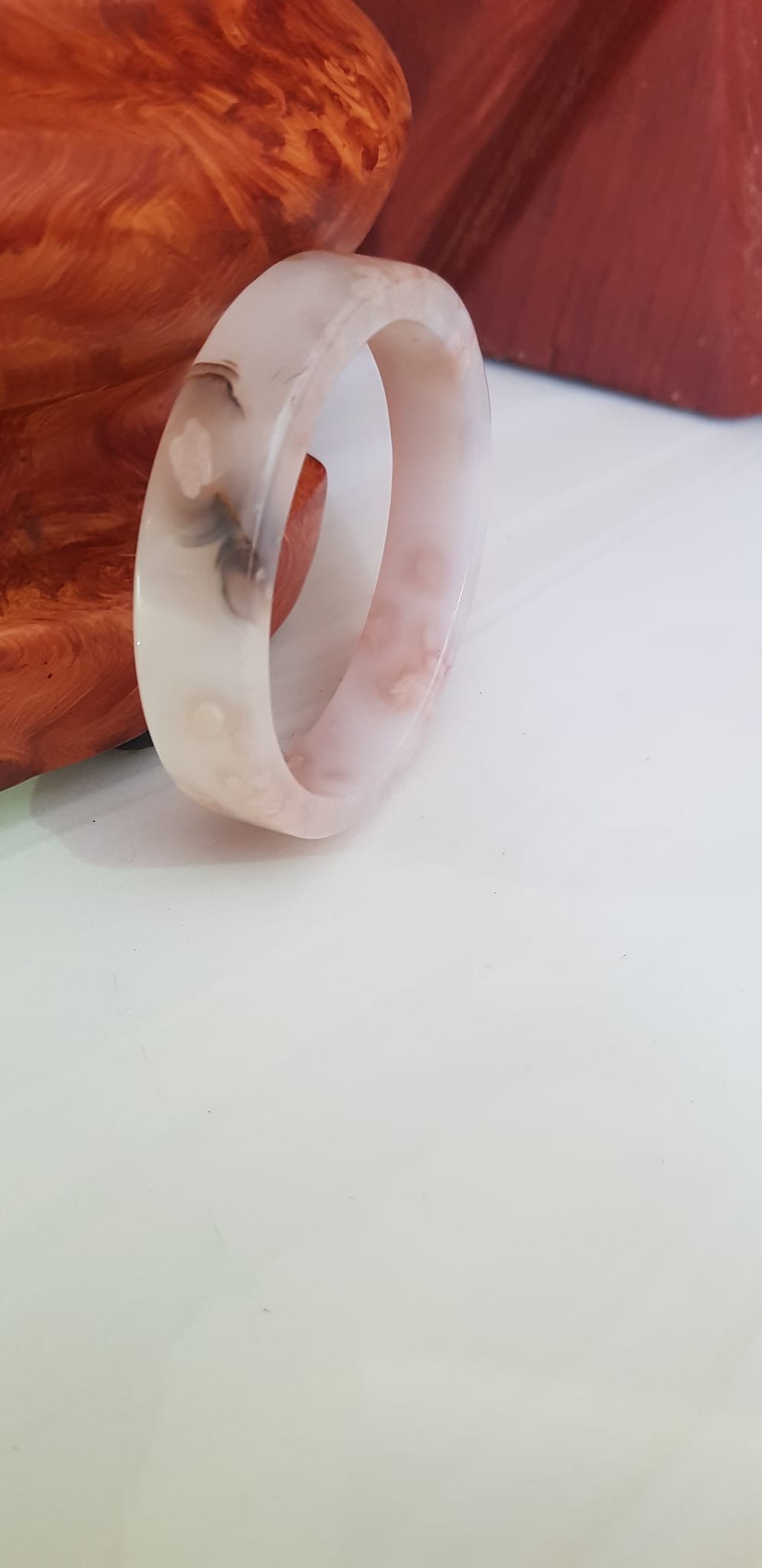 Vòng tay Nữ Mã Não Bản Vuông trắng bông hoa vân Ni 54mm x cao 13mm x dầy 6mm Nữ mệnh Kim mệnh Thủy 52kg - 55kg đeo đẹp xinh tay lắm ạ