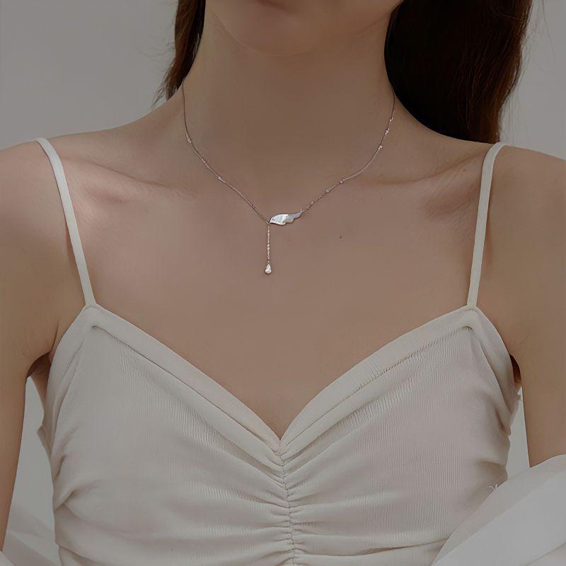Dây chuyền cánh trắng