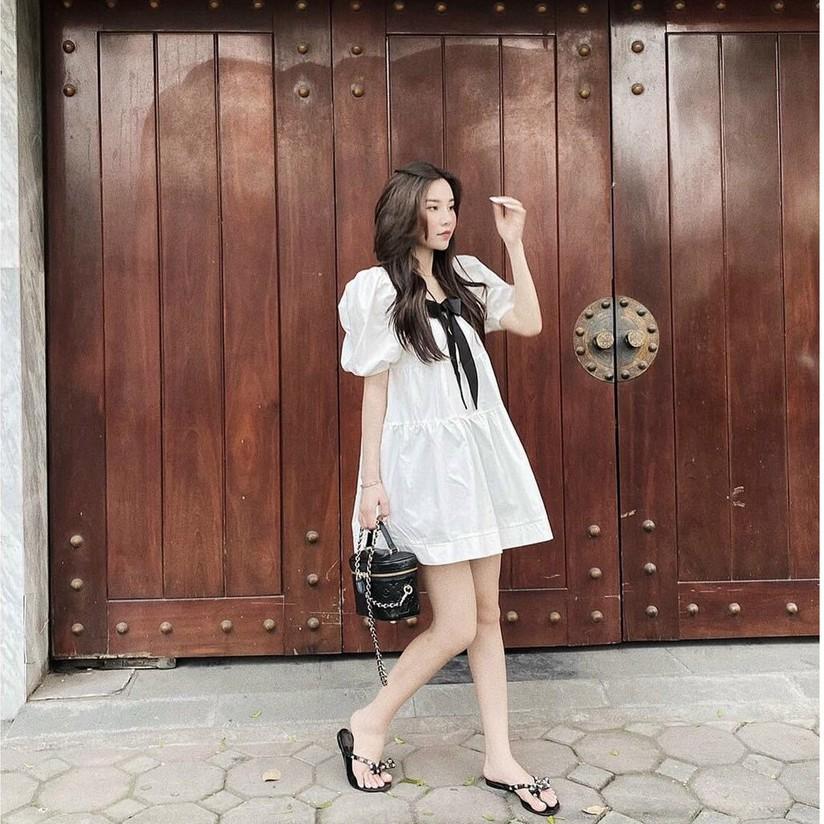 Đầm babydoll trắng cổ vuông tay phồng kèm nơ ngực