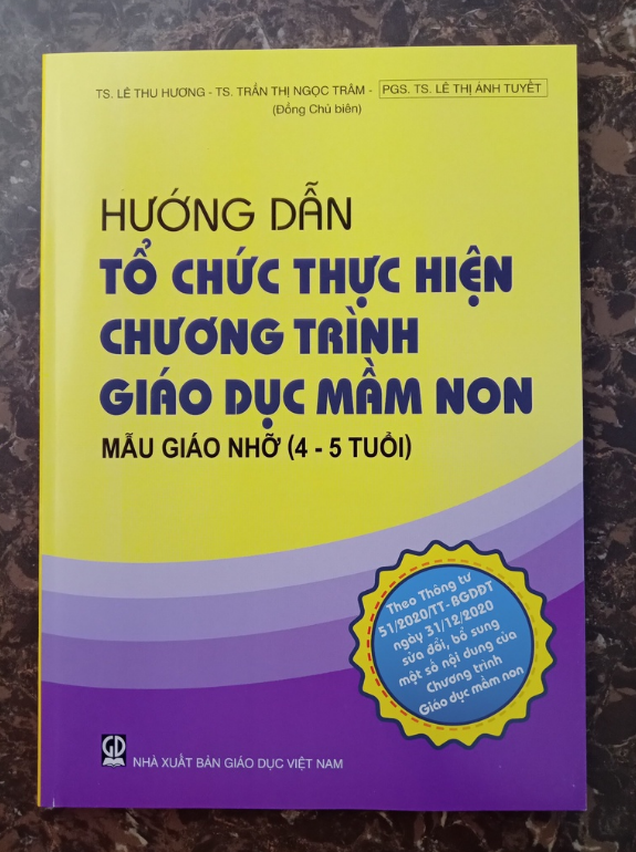 Sách - Hướng dẫn tổ chức thực hiện chương trình Giáo dục mầm non mẫu giáo lớn (4 - 5 tuổi)