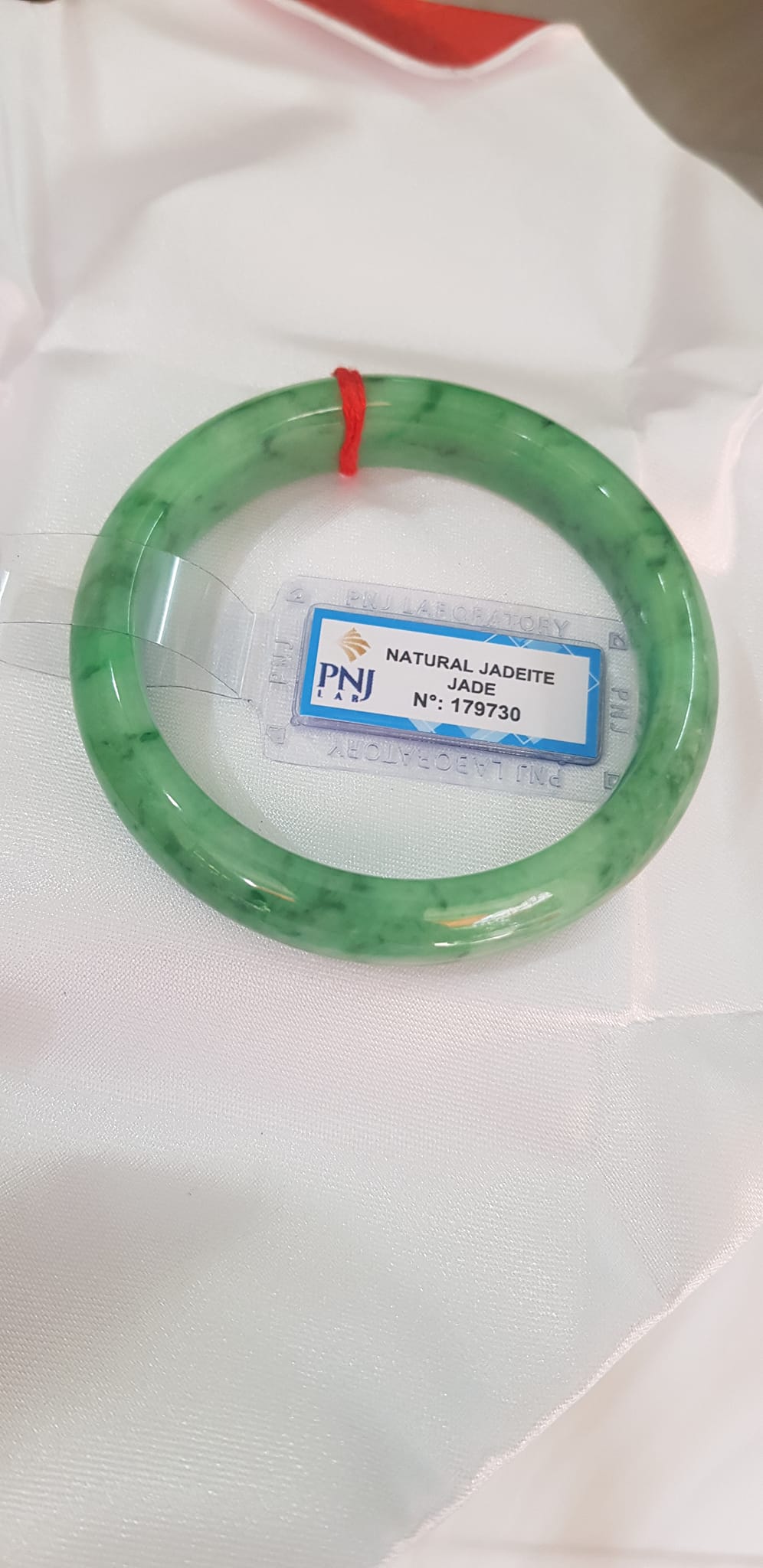 Vòng Cẩm Thạch tự nhiên Vip Bản Hẹ ĐL Ni 56mm x Cao 12mm x dầy 7,8mm Vòng kiểm định P No 179730 màu Xanh Lý Đều bóng vân đậu lý cưng quá mượt đẹp Nữ mệnh Mộc Thủy Hỏa cân nặng 54kg - 63kg đeo rất đẹp sang tay ạ