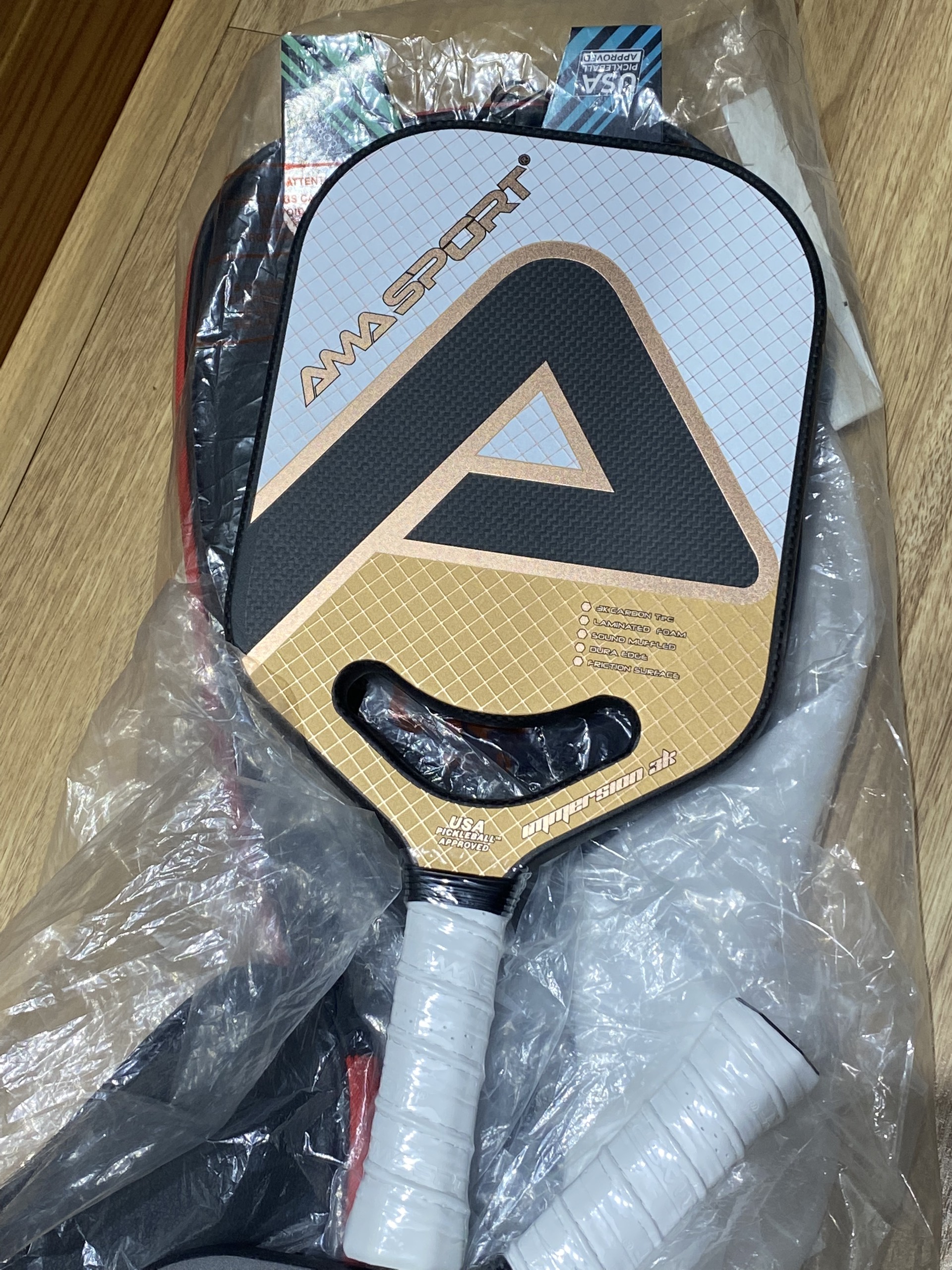 Bộ vợt pickleball AMA SPORT PP002 (gồm 1 vợt,2 bóng, cuốn cán,cuốn viền,túi da) bề mặt sợi carbon 3k dày 18mm cao cấp, diện tích mặt vợt rộng hơn so với các vợt thông thường.