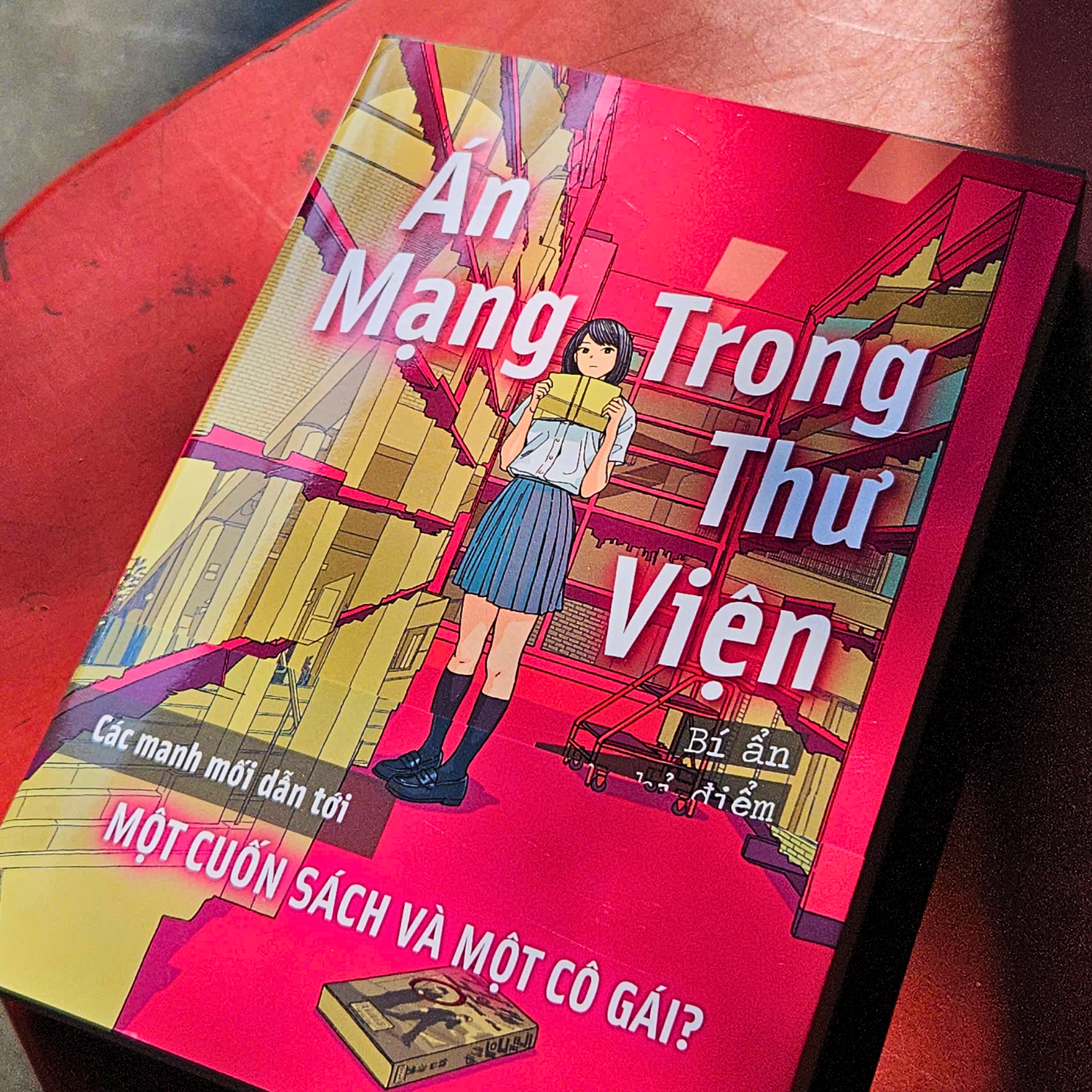 Sách Án Mạng Trong Thư Viện - Bí ẩn lời chỉ điểm đẫm máu