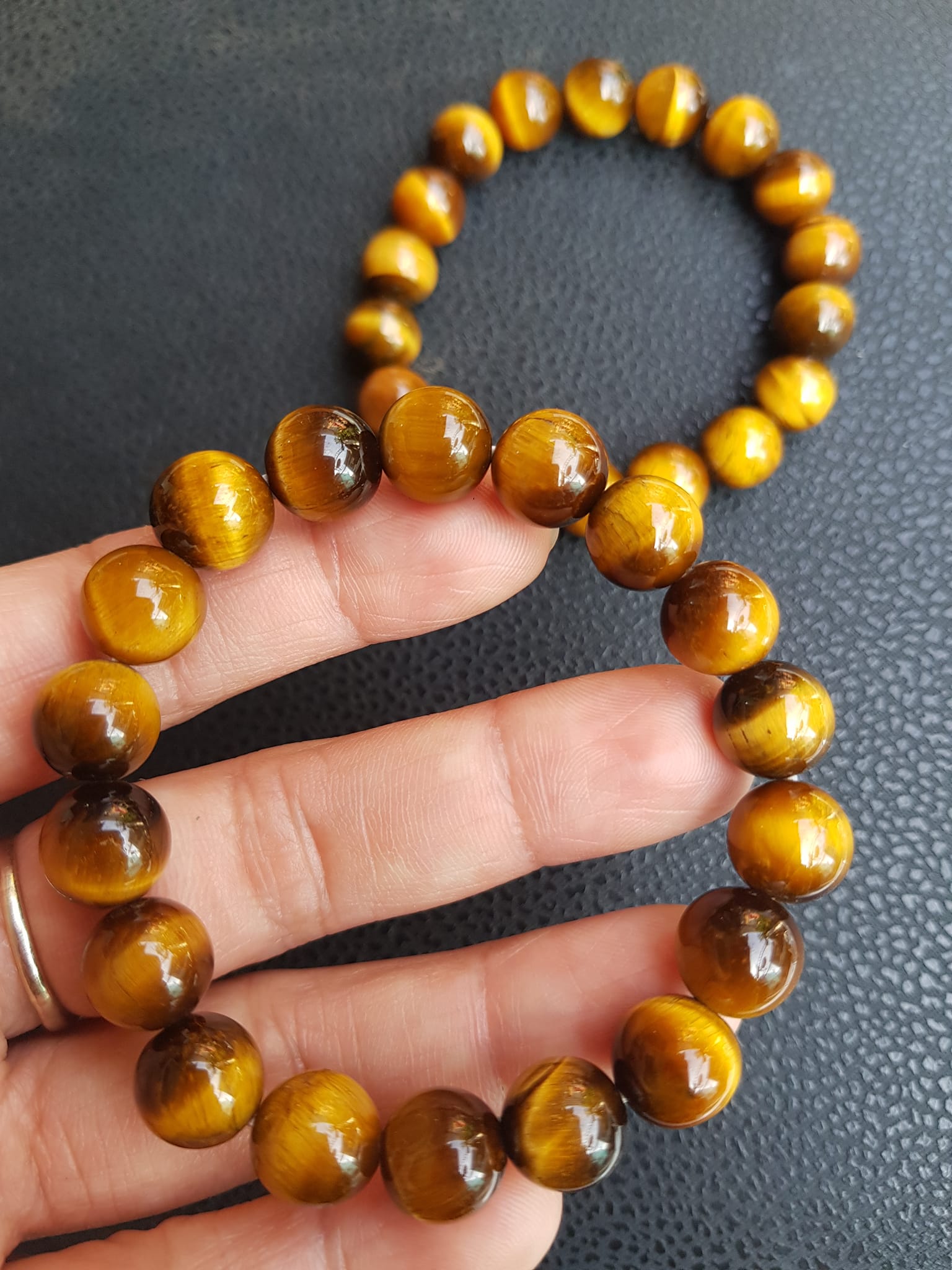 Vòng đá mắt hổ tự nhiên vàng nâu đậm Size 10mm bóng đẹp 18 hạt Nữ mệnh thổ mệnh Kim mệnh Thủy đeo ạ