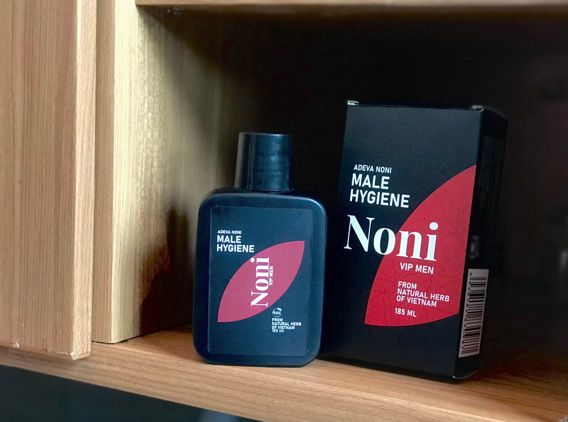 Dung dịch vệ sinh nam Noni VIP Men - 185ml - Tinh dầu đàn hương sang trọng và nam tính, chất tạo bọt dịu nhẹ hostapon nguồn gốc dầu dừa, thành phần từ thảo dược tự nhiên an toàn và lành tính cho mọi lứa tuổi