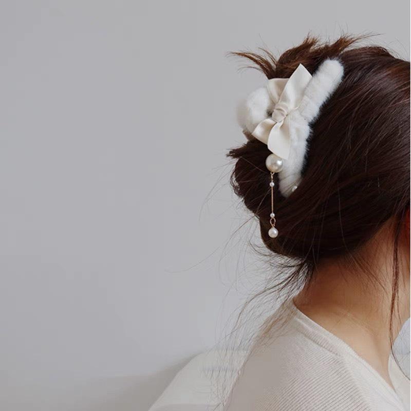 Kẹp tóc hình nơ phối lông tua rua kết hợp hạt ngọc xinh xắn phong cách Hàn Quốc hợp thời trang cho nữ