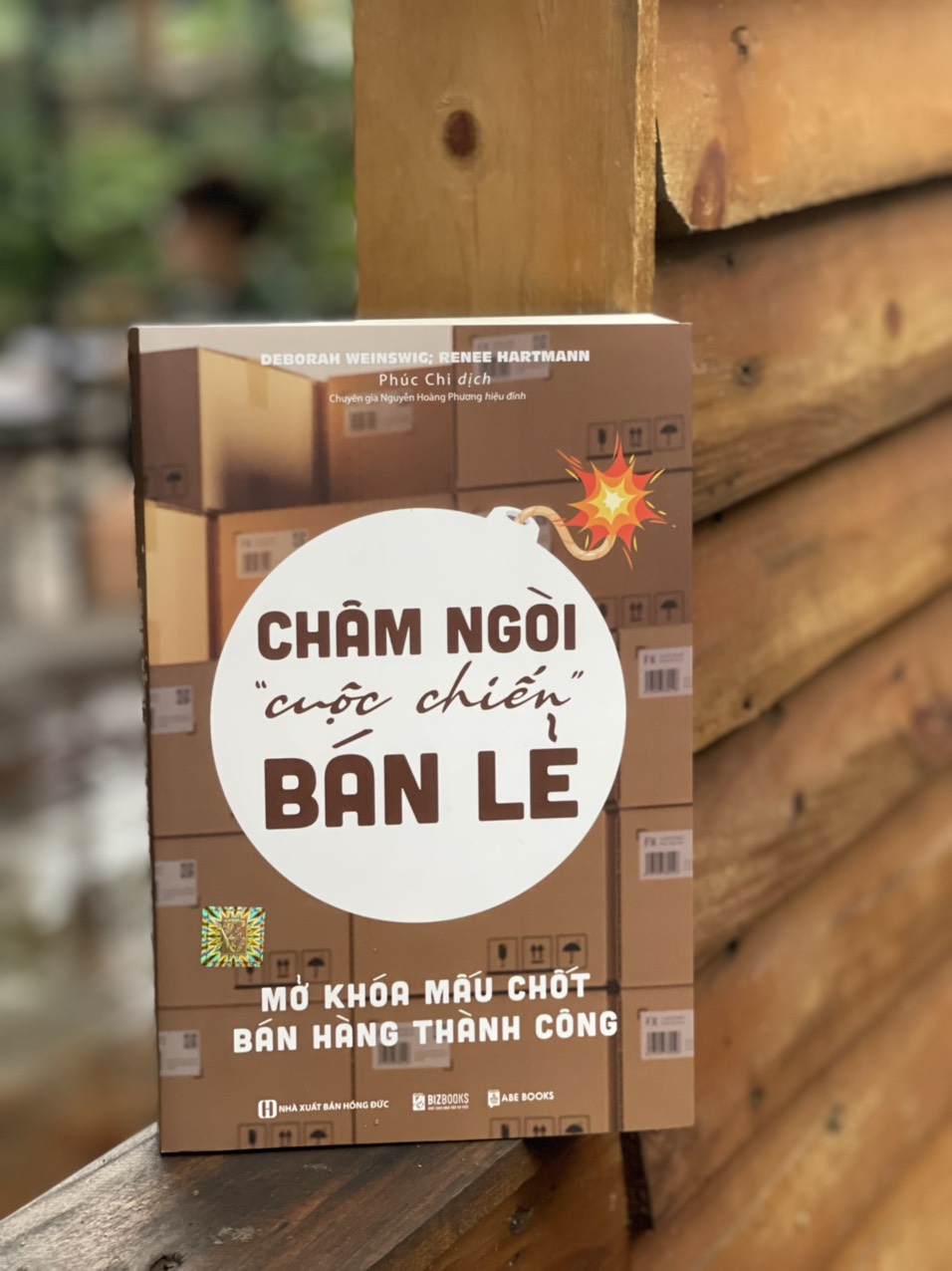 CHÂM NGÒI “CUỘC CHIẾN” BÁN LẺ - Mở khóa mấu chốt bán hàng thành công – Deborah Weinswig và Renee Hartmann – Phúc Chi dịch – Bizbooks – NXB Hồng Đức (Bìa mềm)