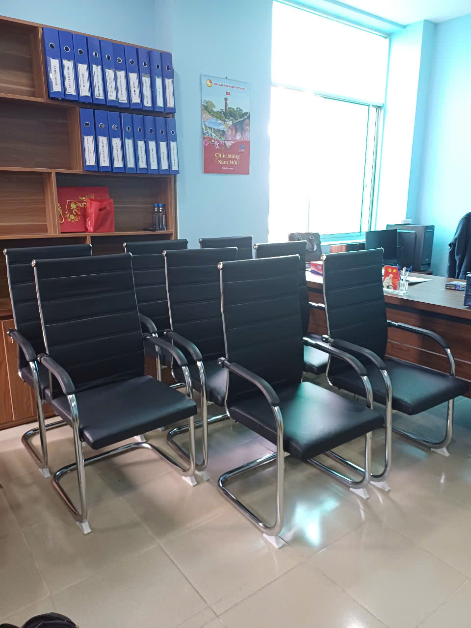 Ghế văn phòng chân quỳ lưng cao CH4603-P Nội thất Capta Ghế phòng họp nệm pvc chống thấm nước khung thép chân quỳ thép tại hcm