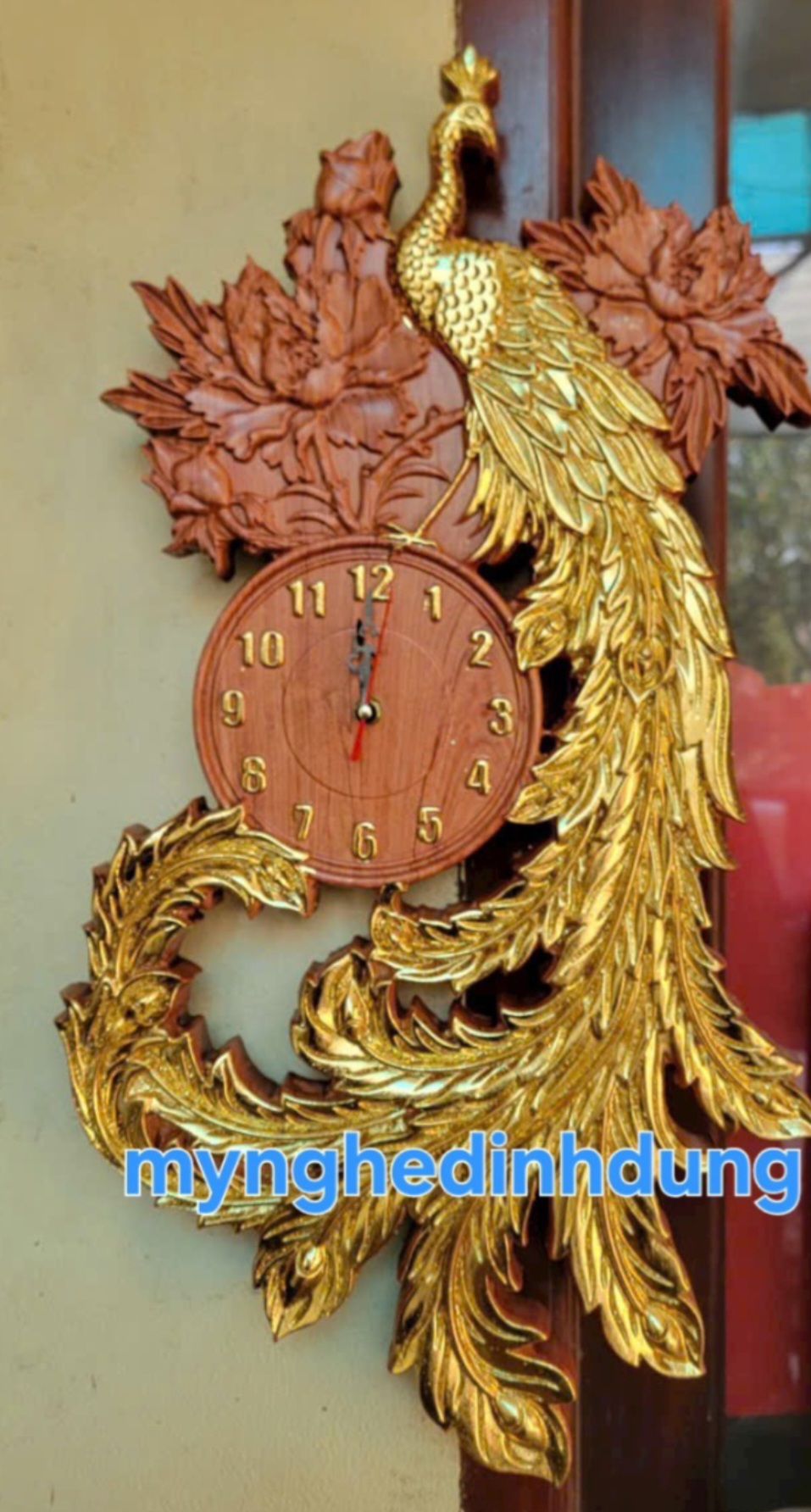 Đồng hồ treo tường khắc chim công gỗ hương đá 36x66x3cm