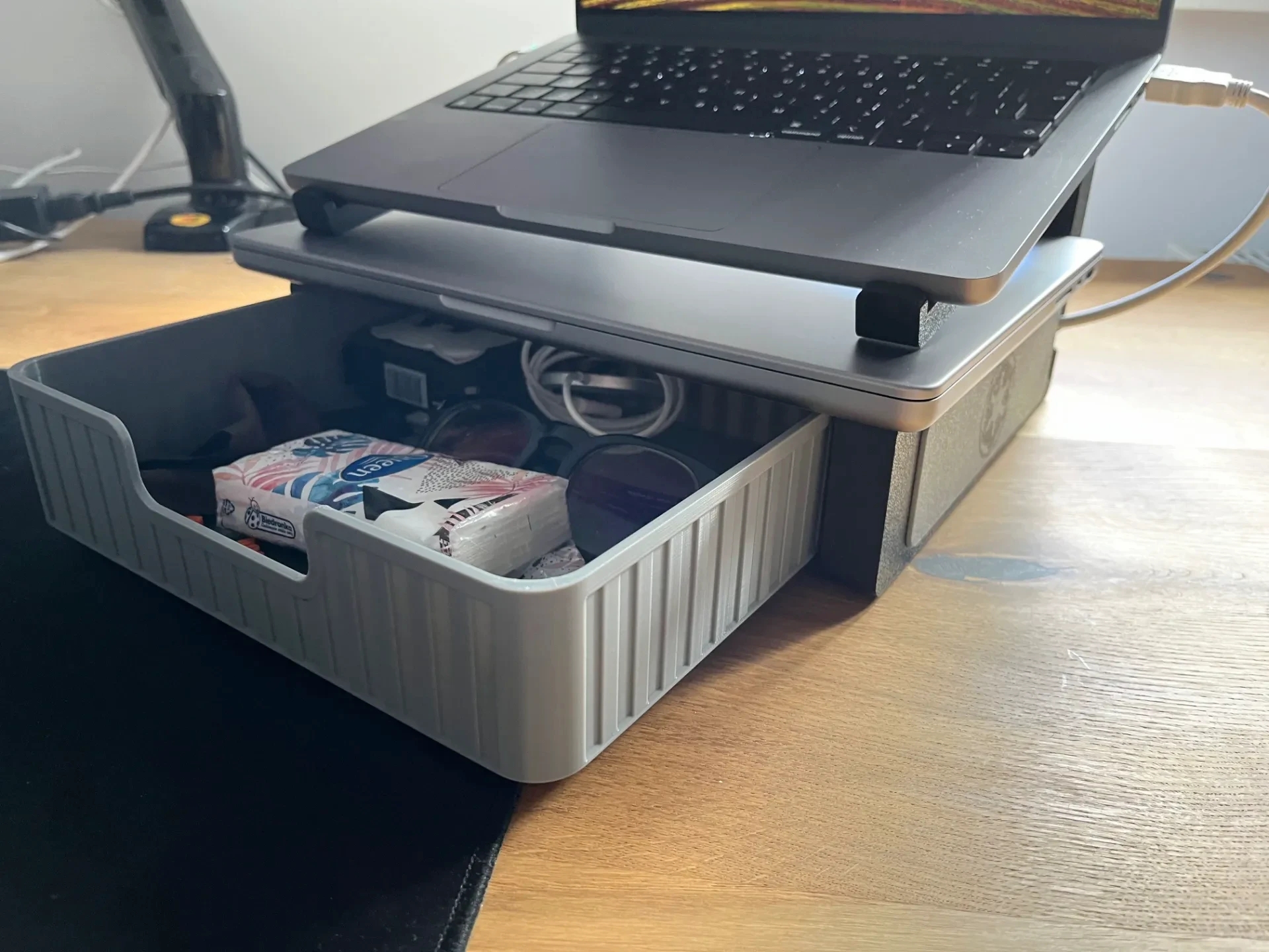 Giá đỡ laptop 2 tầng có hộc tủ, tháo rời dễ dàng, tiện lợi