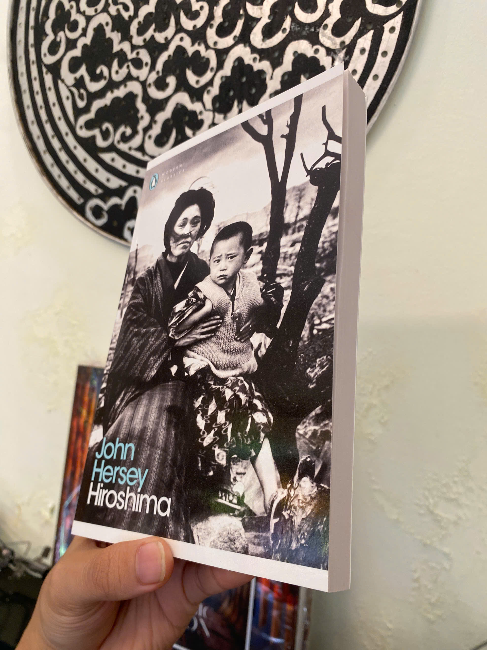 Sách - Hiroshima by John Hersey | Penguin Modern Classics - Historical English Book